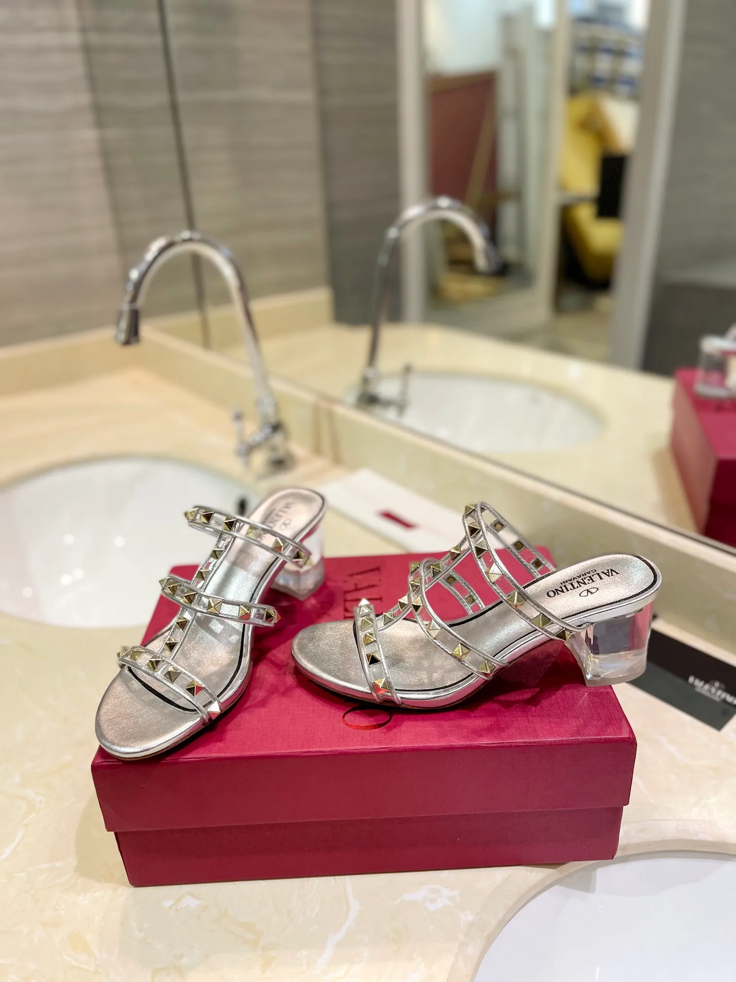 👟👟Ex-factory price 500👟👟 𝑉𝐴𝐿𝐸𝑁𝑇𝐼𝑁𝑂 Valentino ♡ͥ | ²º²⁴💫Purchasing agent level🔍Same color The classic king-shaped slippers with crystal heels are also so beautiful The particularly high-quality hardware brings out a full sense of high-end. After putting it on your feet, you will be stunned and look super slim! The new season lives up to expectations! Worth buying ★Imported cowhide is absolutely high-grade ❥Original method is absolutely sensual ❥Elegant style creates a different feeling🙈 Simple temperament style!  ♡ show bdetails ———————————— ⊿▸: Size｜35-40 (customized at 40.41.42) ⊿▸: Material｜Imported sheepskin + Pvc ⊿▸: Material | Padded sheepskin ⊿▸: Material | Italian🇮🇹 genuine leather outsole ⊿▸: Heel height｜6cm